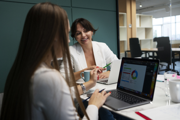 Painel de CRM com leads em etapas do funil